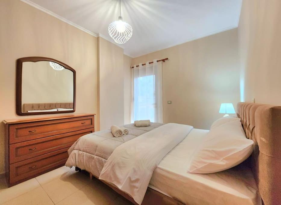 One Bd Flat Near Center With 24H Self Check In Apartment Tiranë Ngoại thất bức ảnh
